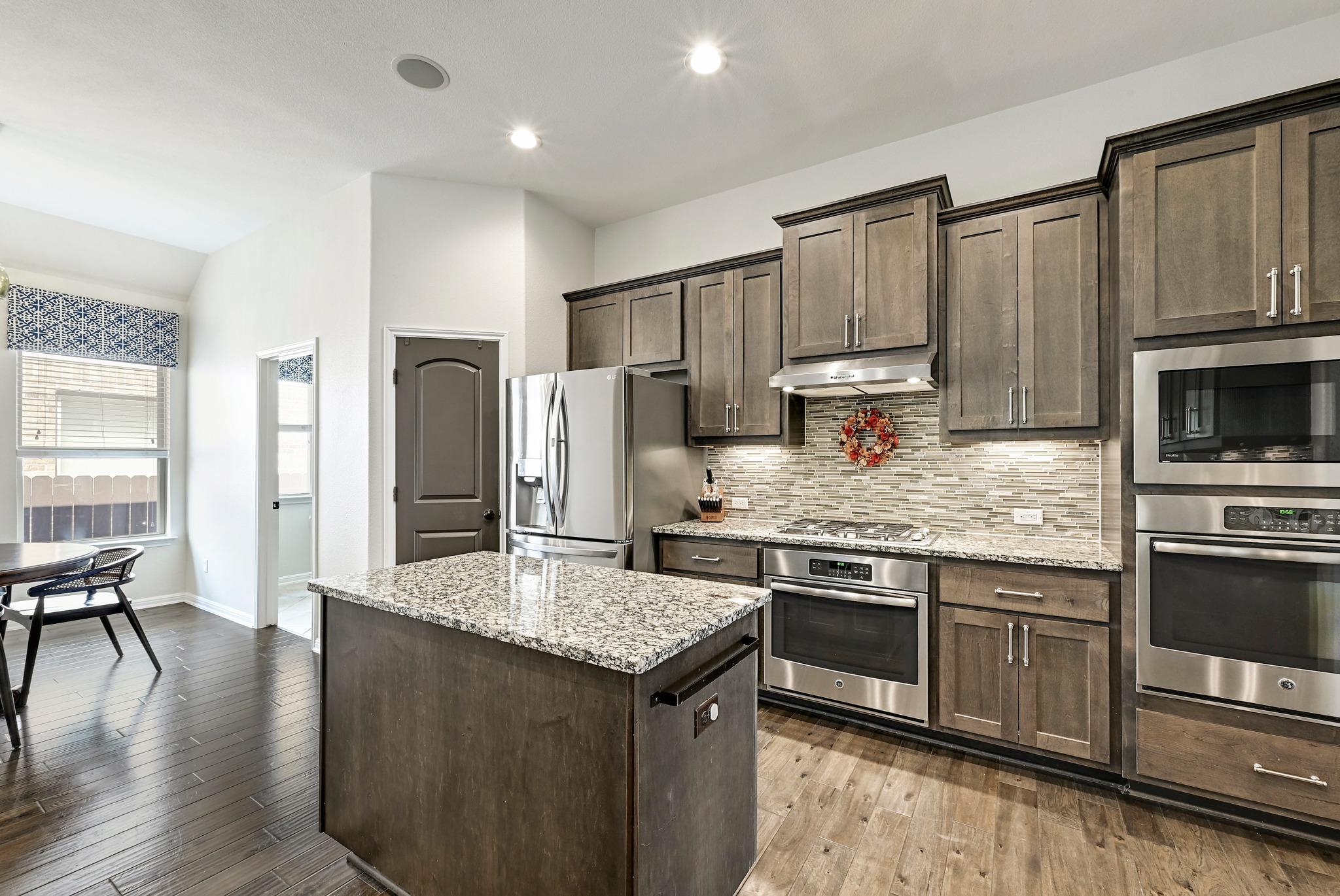 2312 Citrine CV