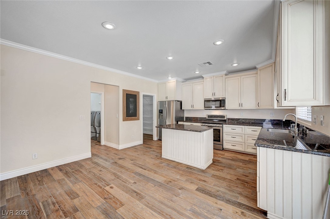 5549 Green Ferry Avenue