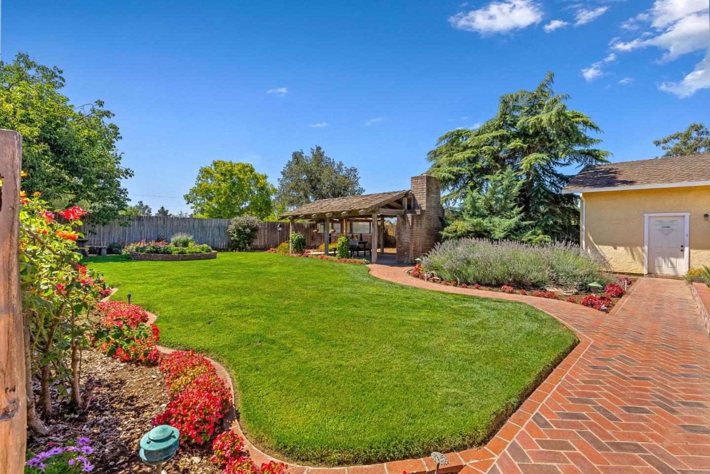 10595 Foothill AVE