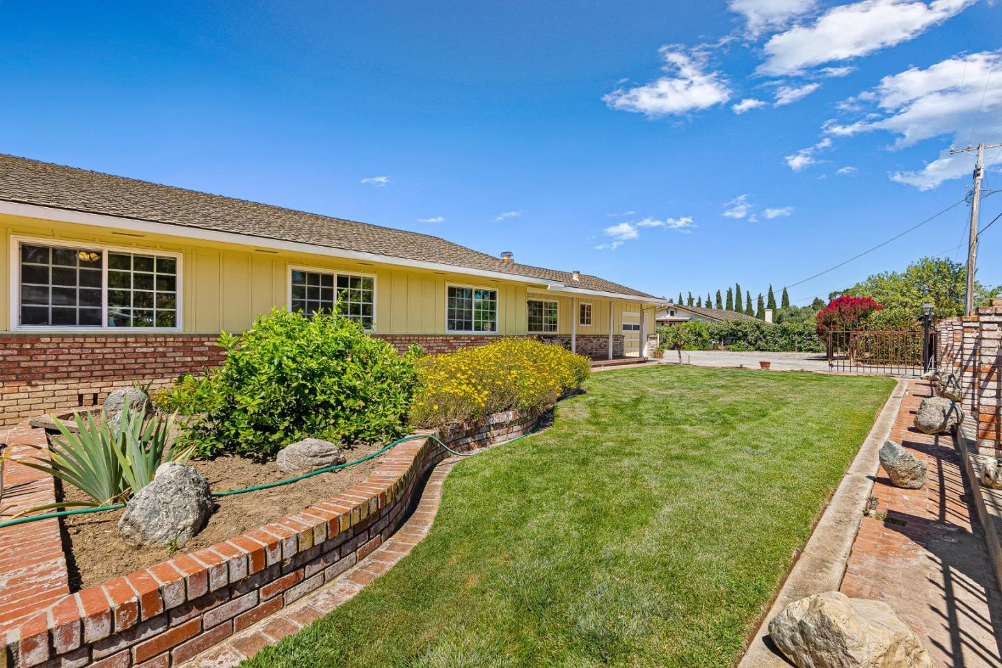 10595 Foothill AVE