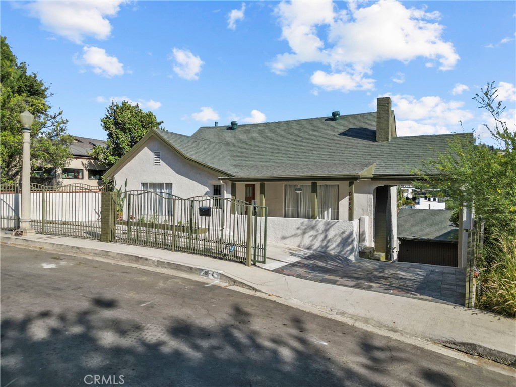 3812 Roderick Road