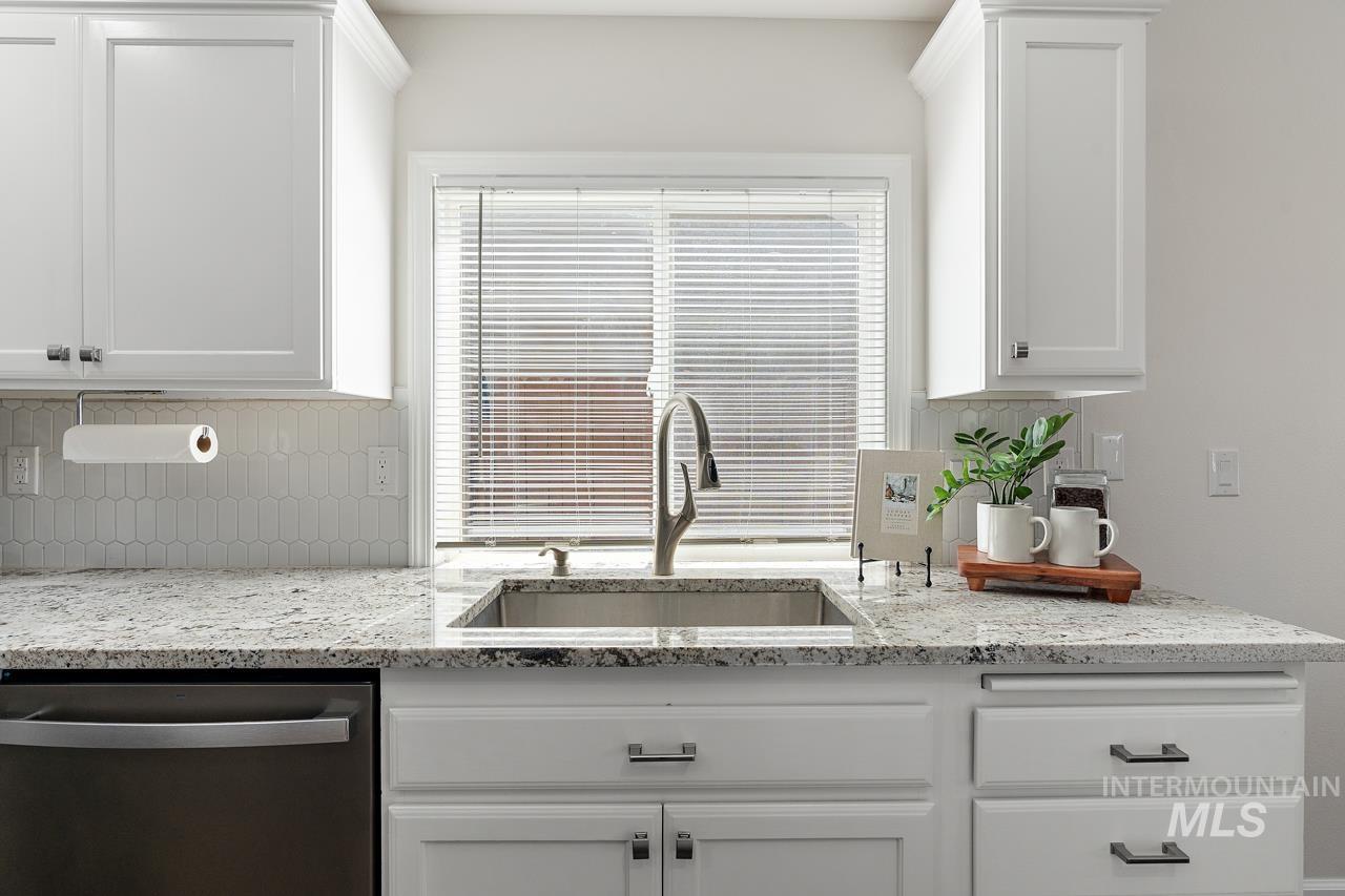 5517 N Rosepoint Way