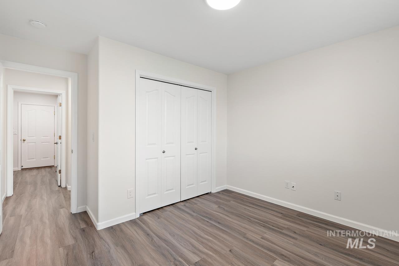 5517 N Rosepoint Way