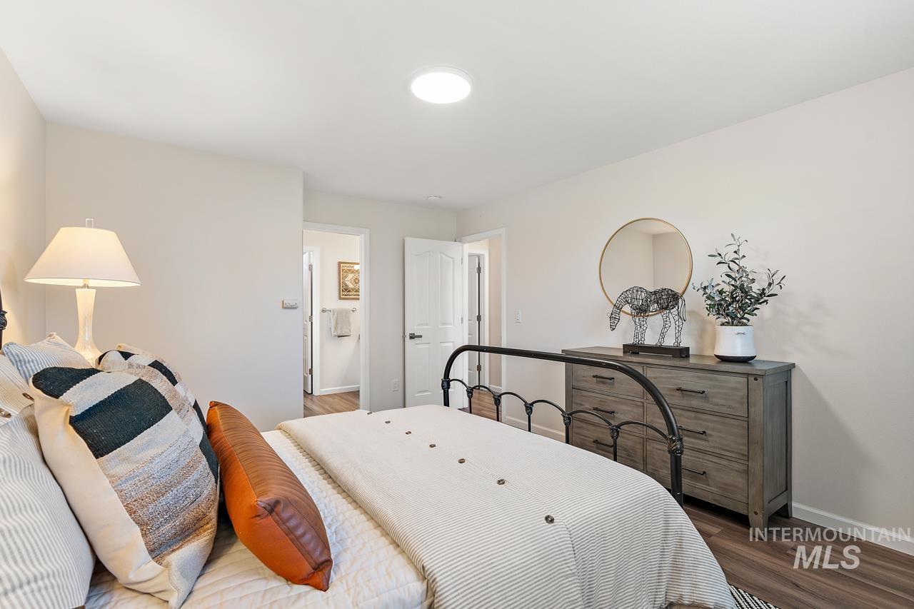 5517 N Rosepoint Way