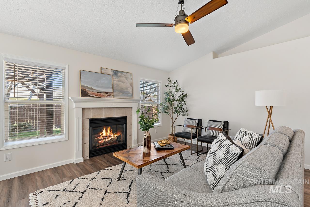 5517 N Rosepoint Way