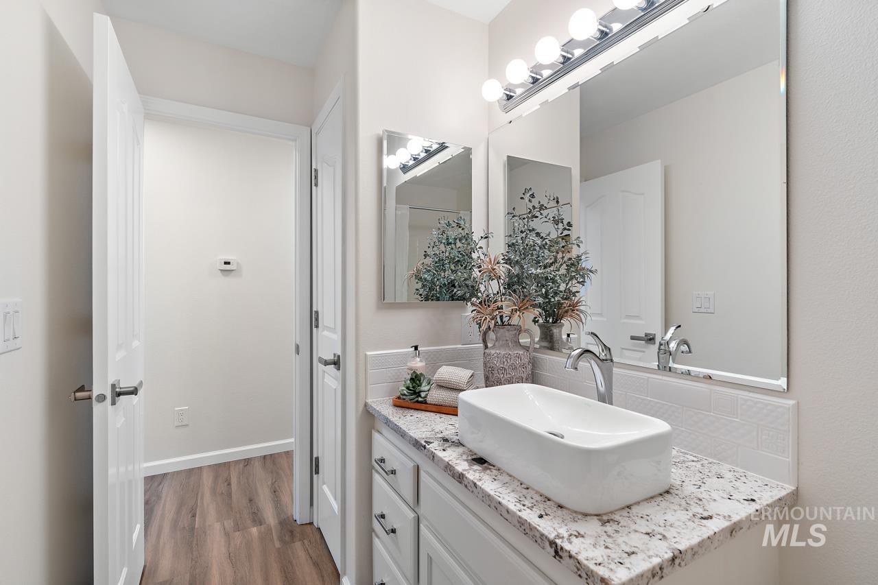 5517 N Rosepoint Way