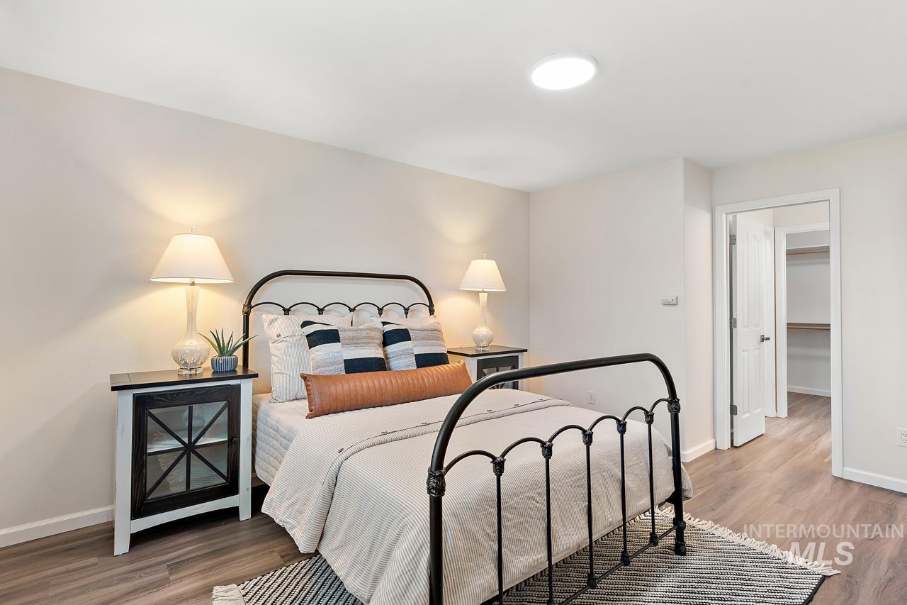 5517 N Rosepoint Way