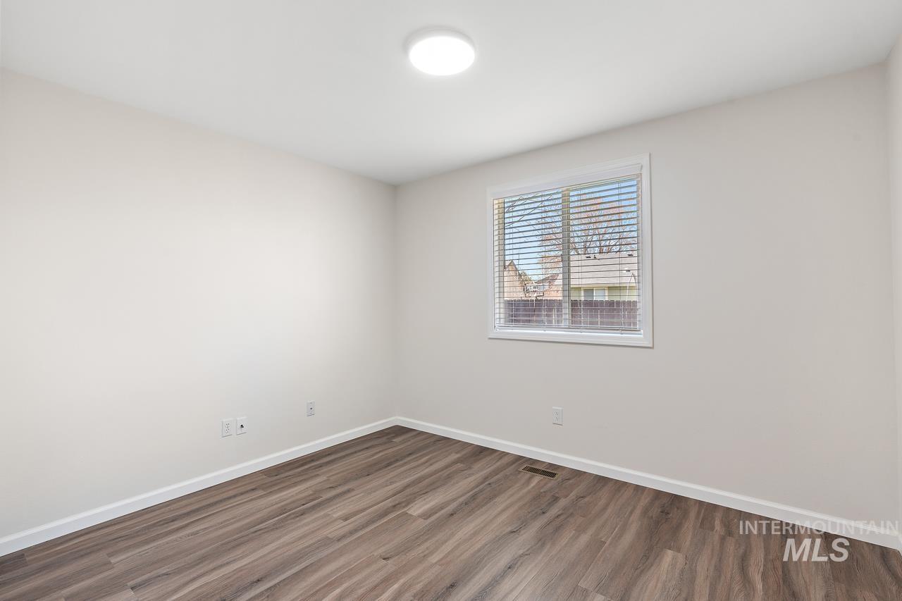 5517 N Rosepoint Way