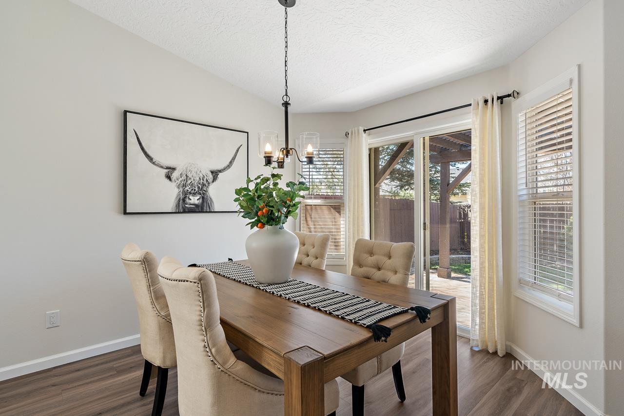 5517 N Rosepoint Way