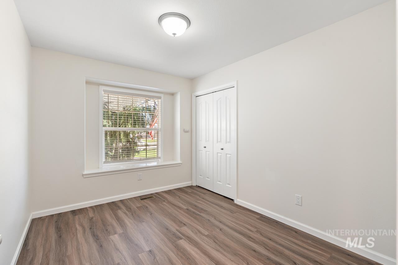 5517 N Rosepoint Way