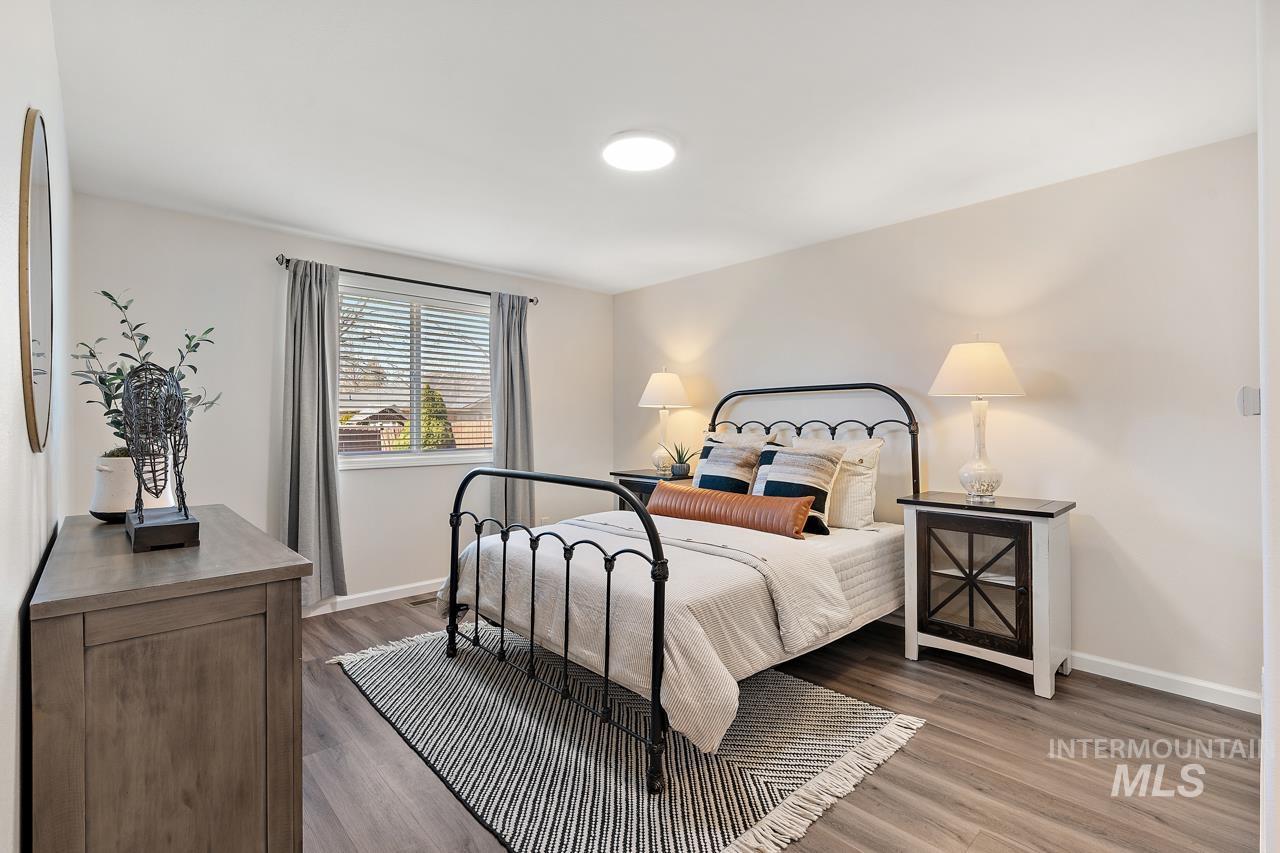 5517 N Rosepoint Way