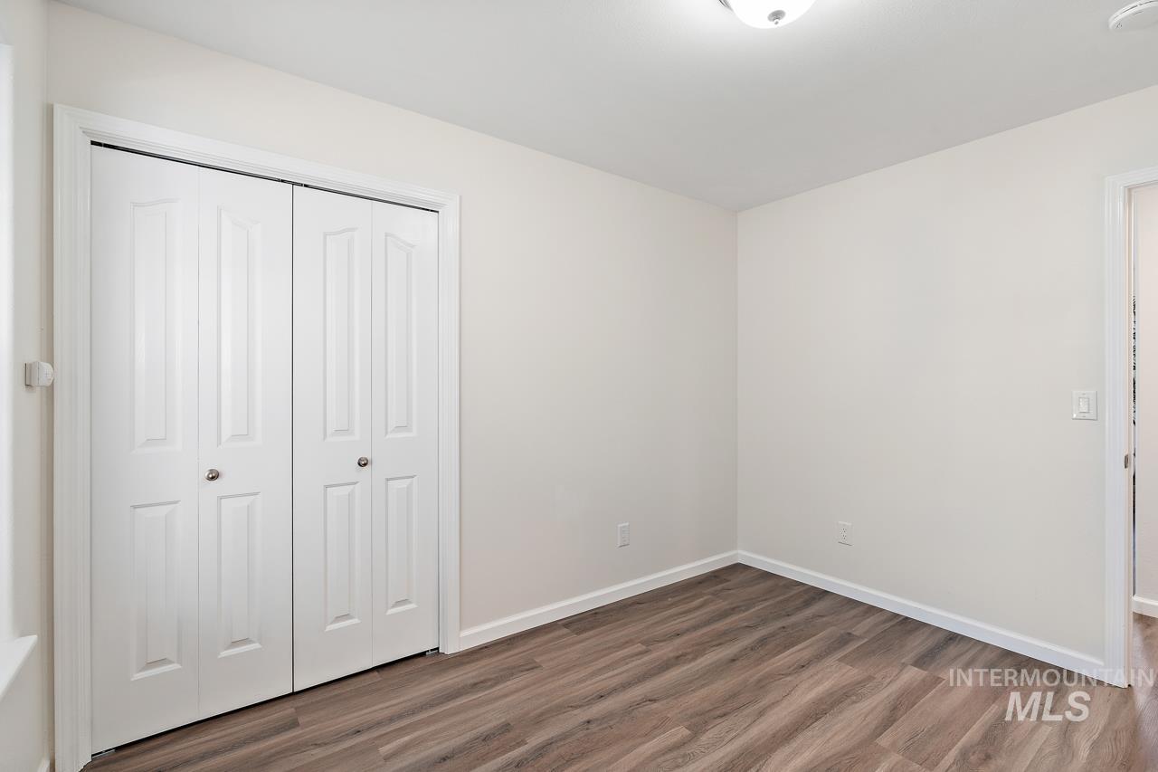 5517 N Rosepoint Way