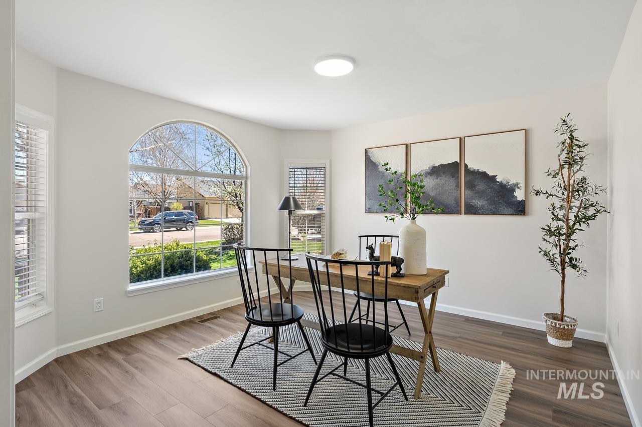 5517 N Rosepoint Way