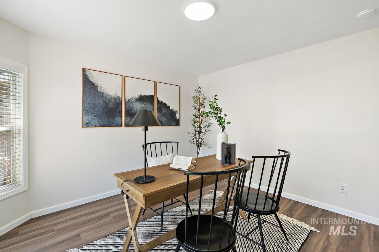 5517 N Rosepoint Way