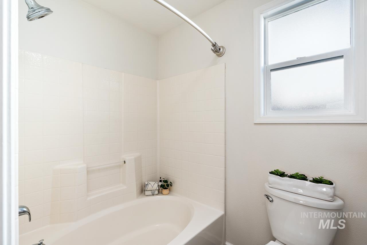 5517 N Rosepoint Way