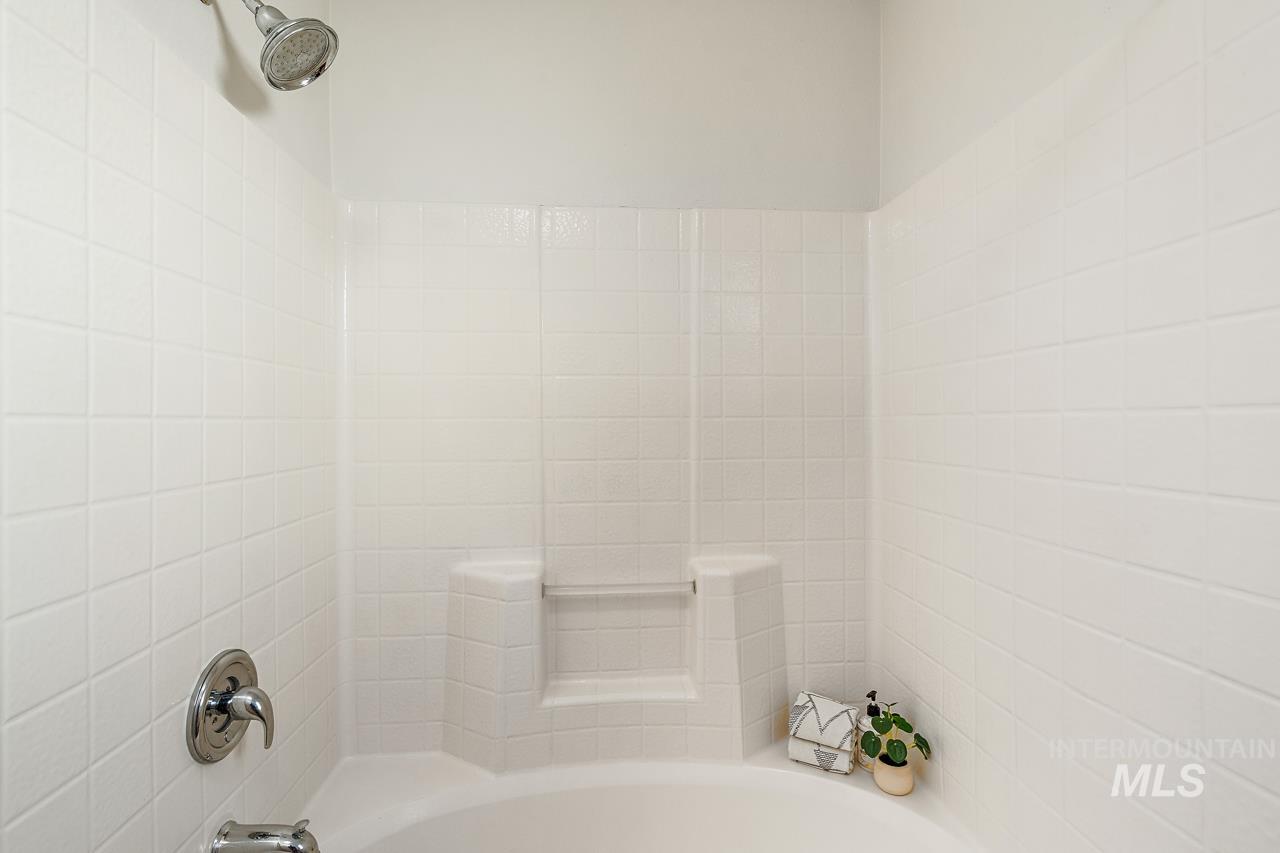 5517 N Rosepoint Way