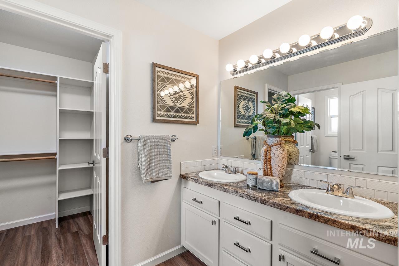 5517 N Rosepoint Way