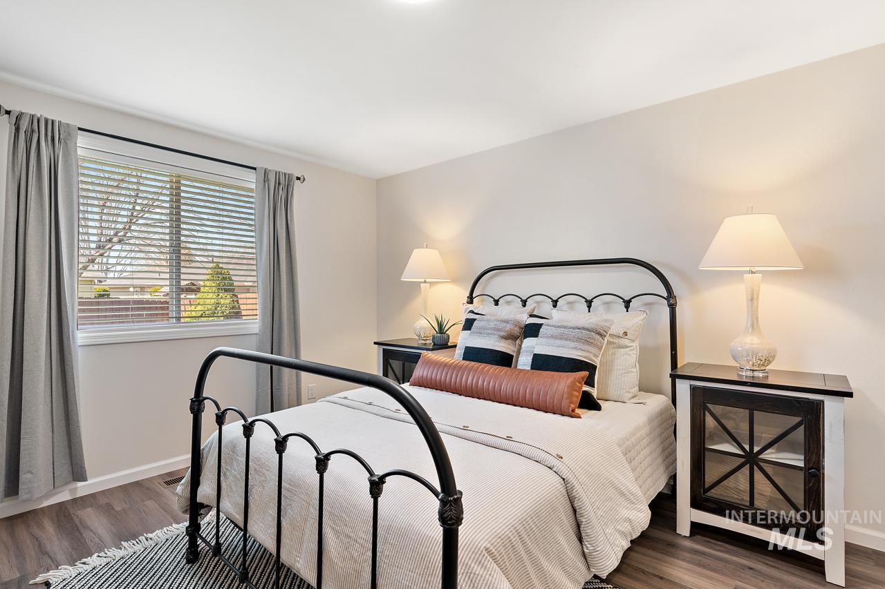 5517 N Rosepoint Way