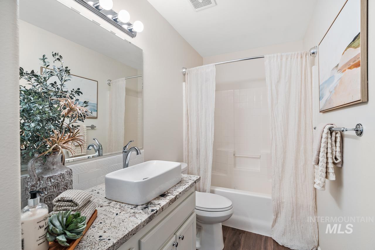 5517 N Rosepoint Way