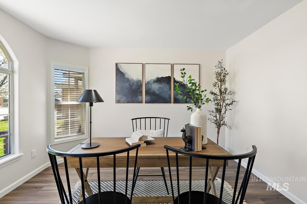 5517 N Rosepoint Way