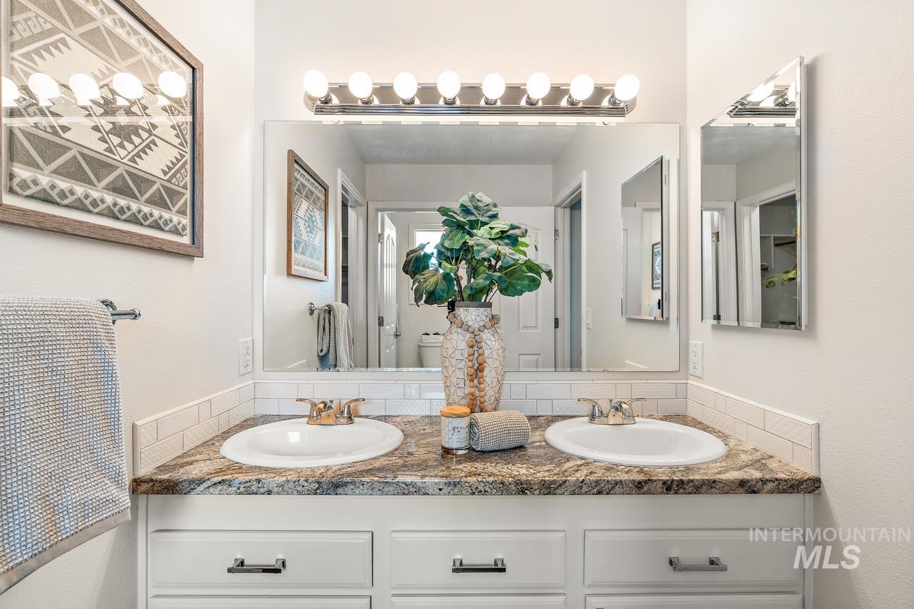 5517 N Rosepoint Way