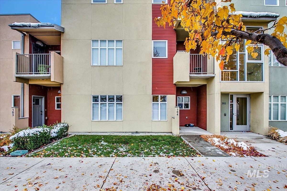 1463 W Grand Ave #104