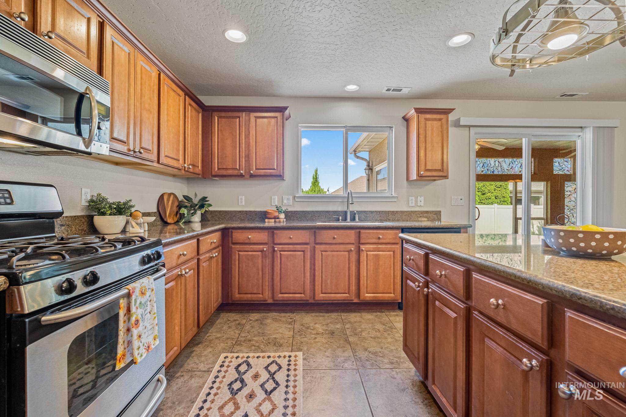1335 N Meadowhills