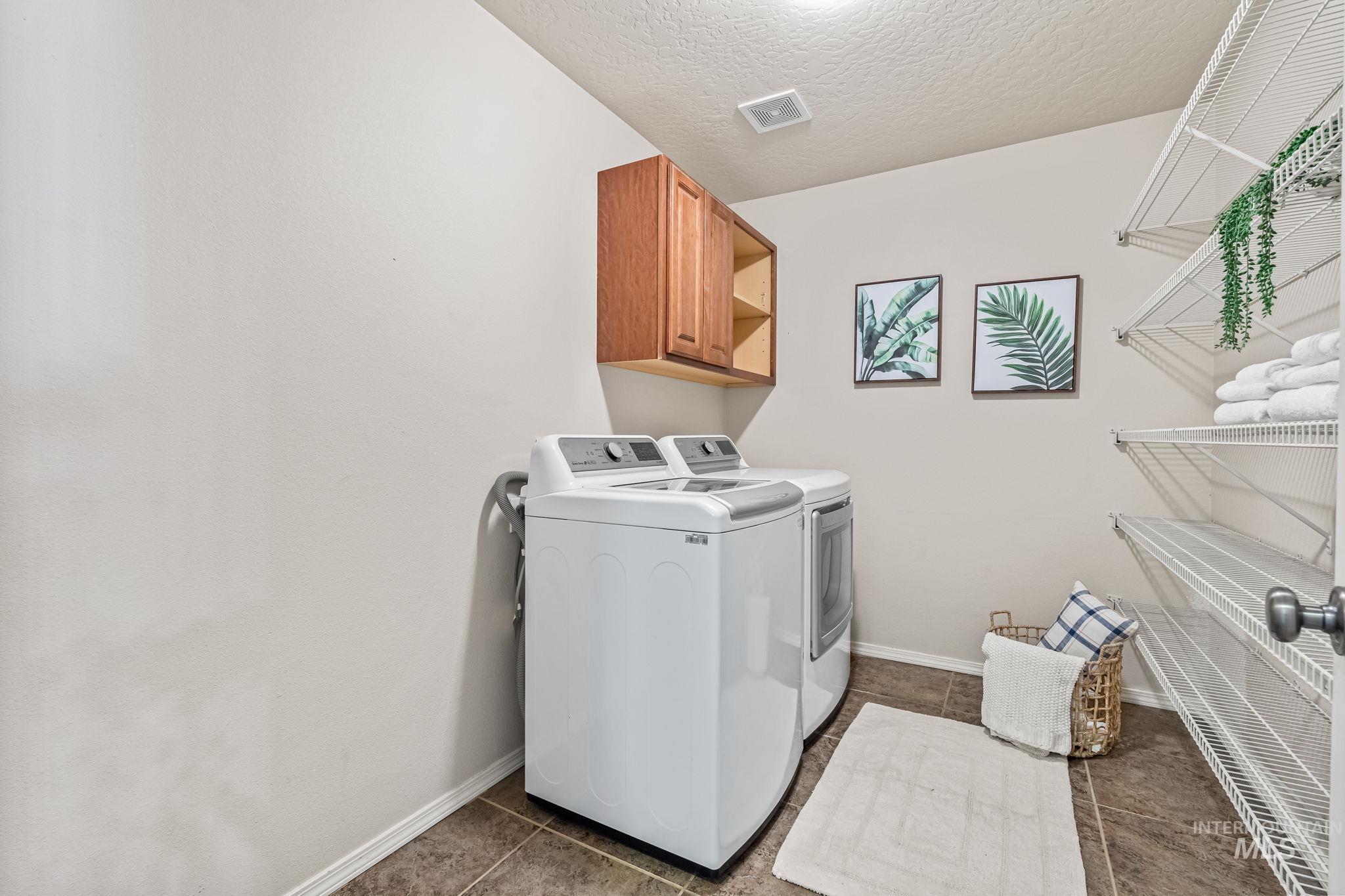1335 N Meadowhills