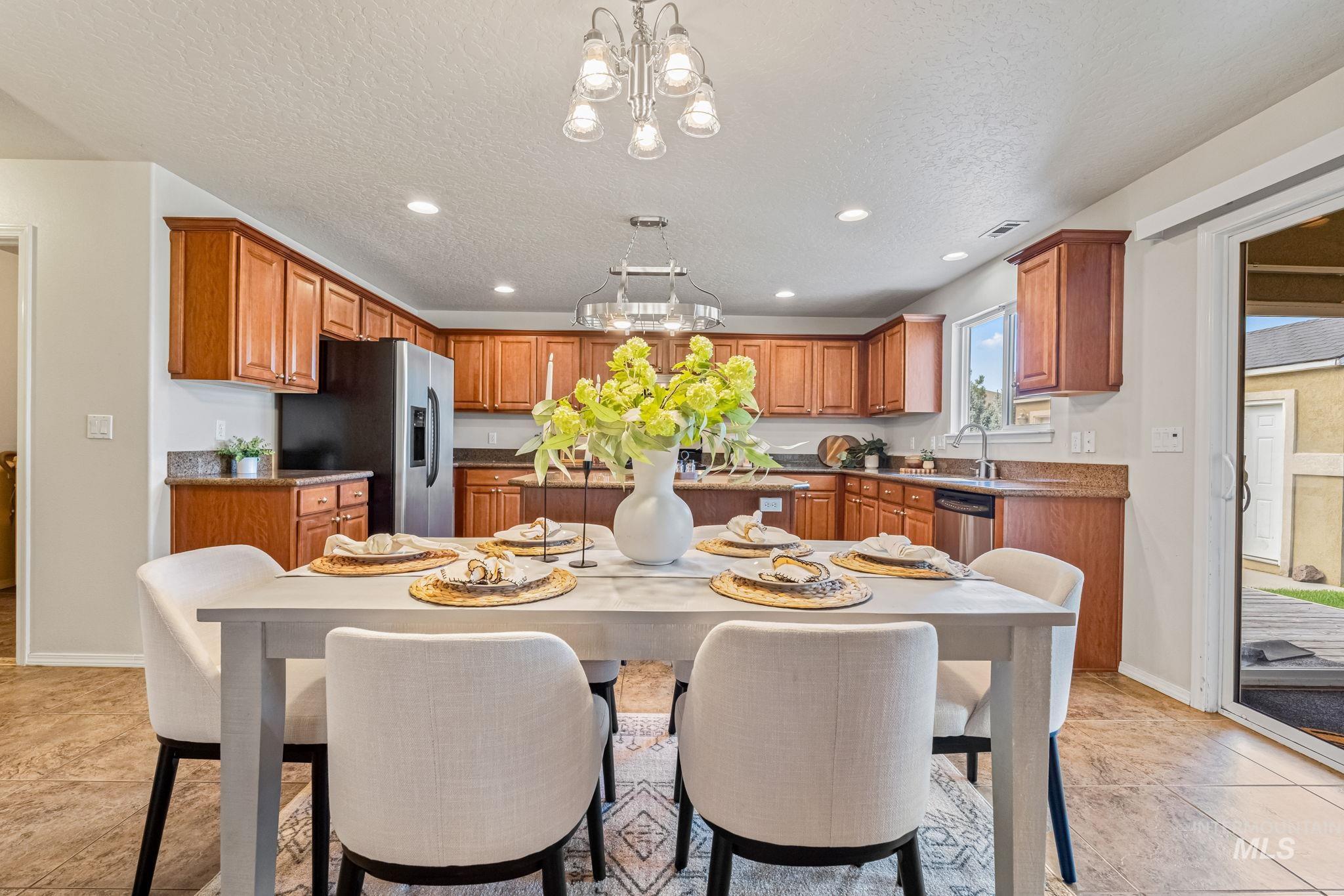 1335 N Meadowhills