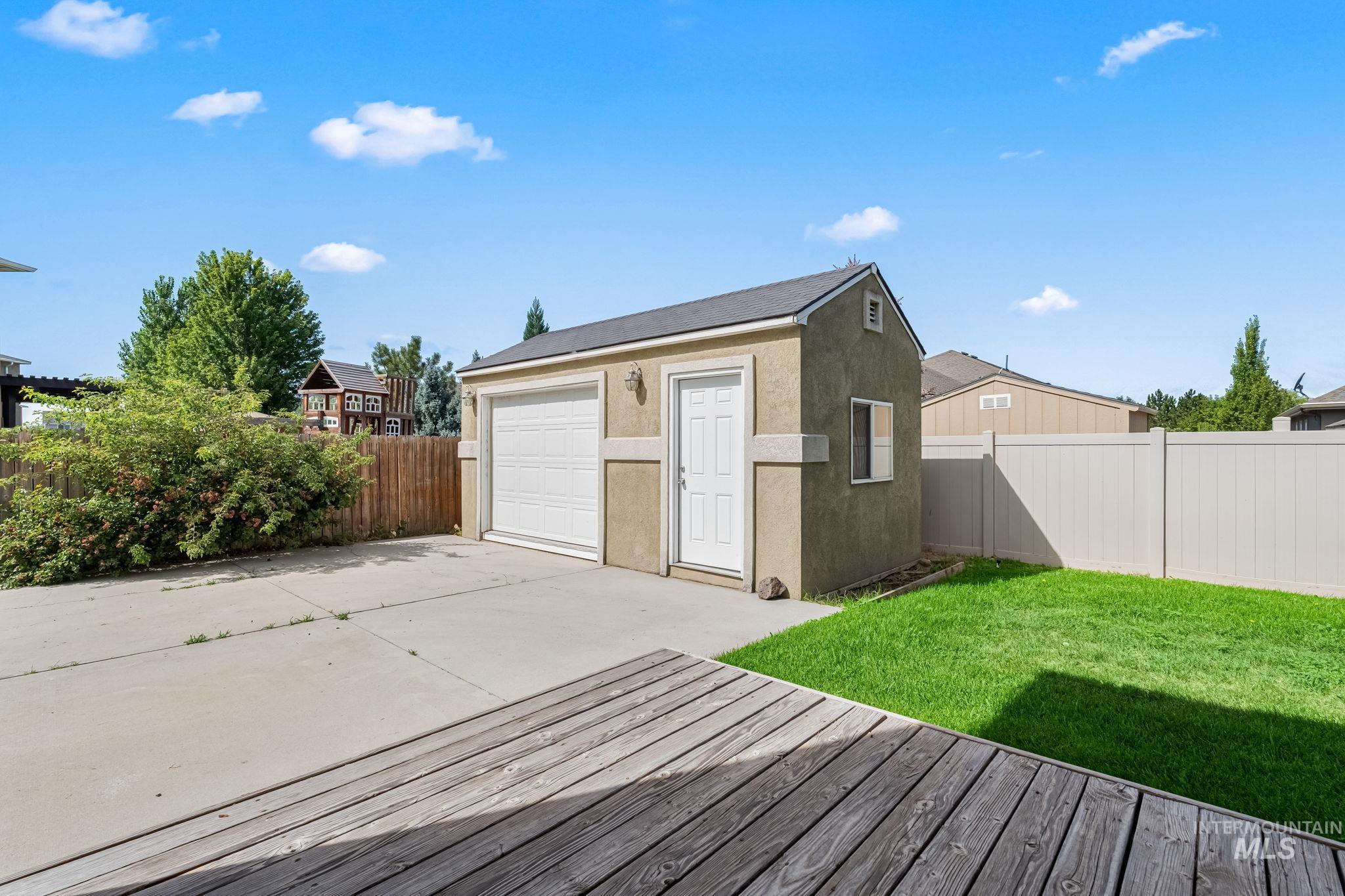 1335 N Meadowhills