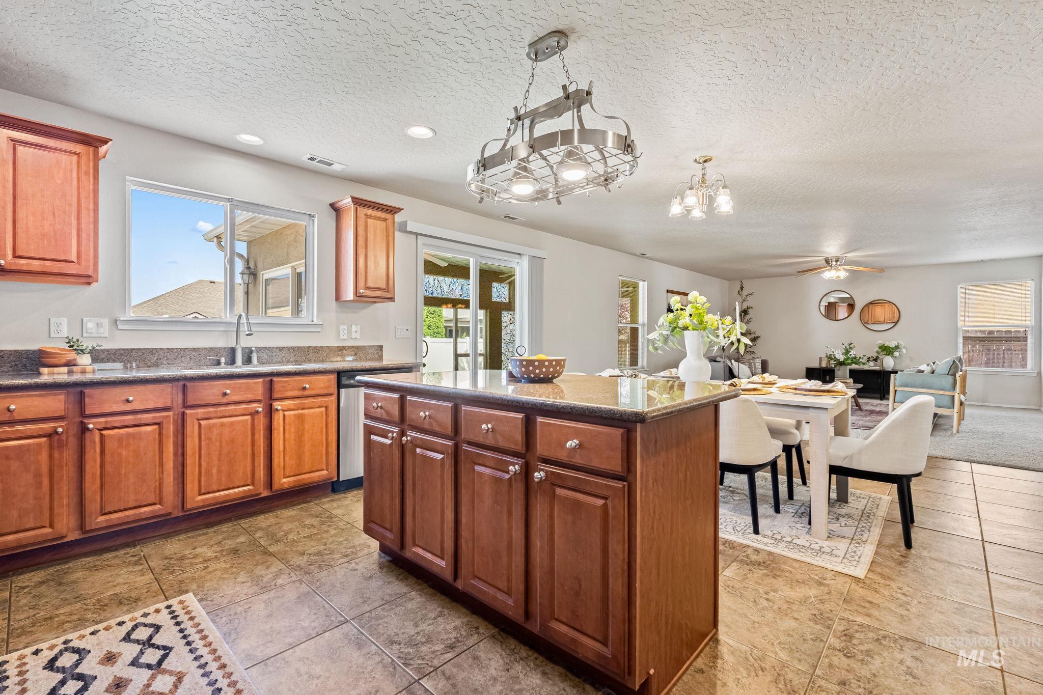 1335 N Meadowhills
