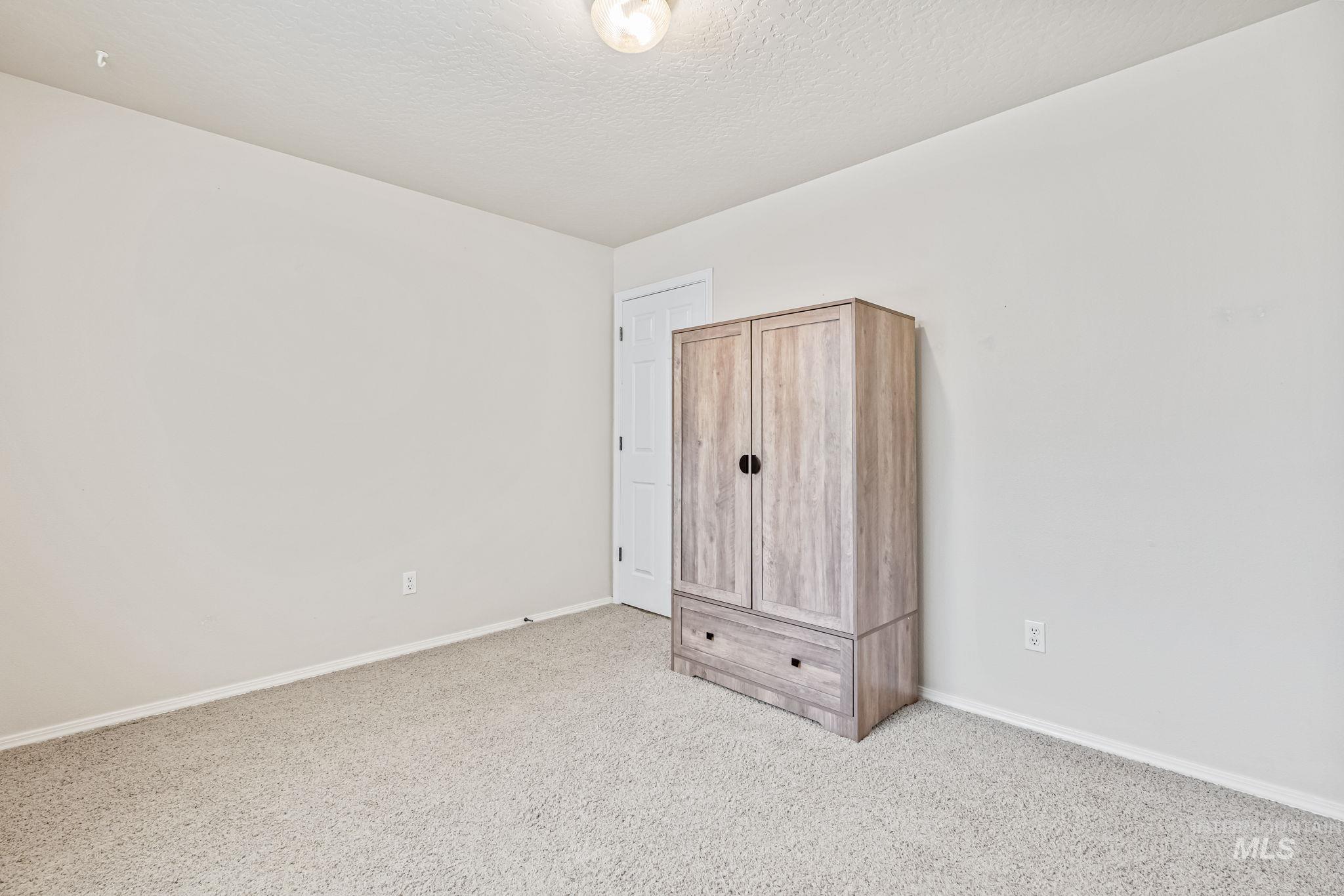 1335 N Meadowhills
