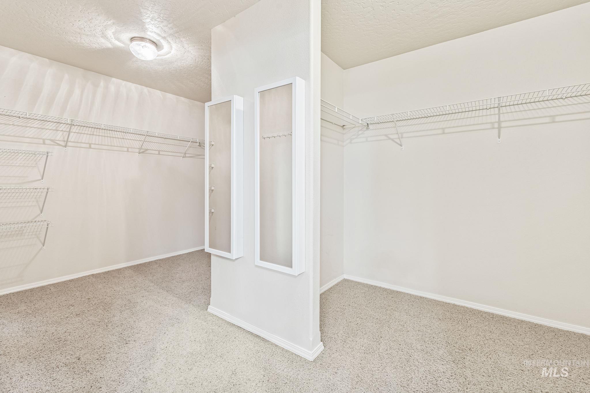 1335 N Meadowhills