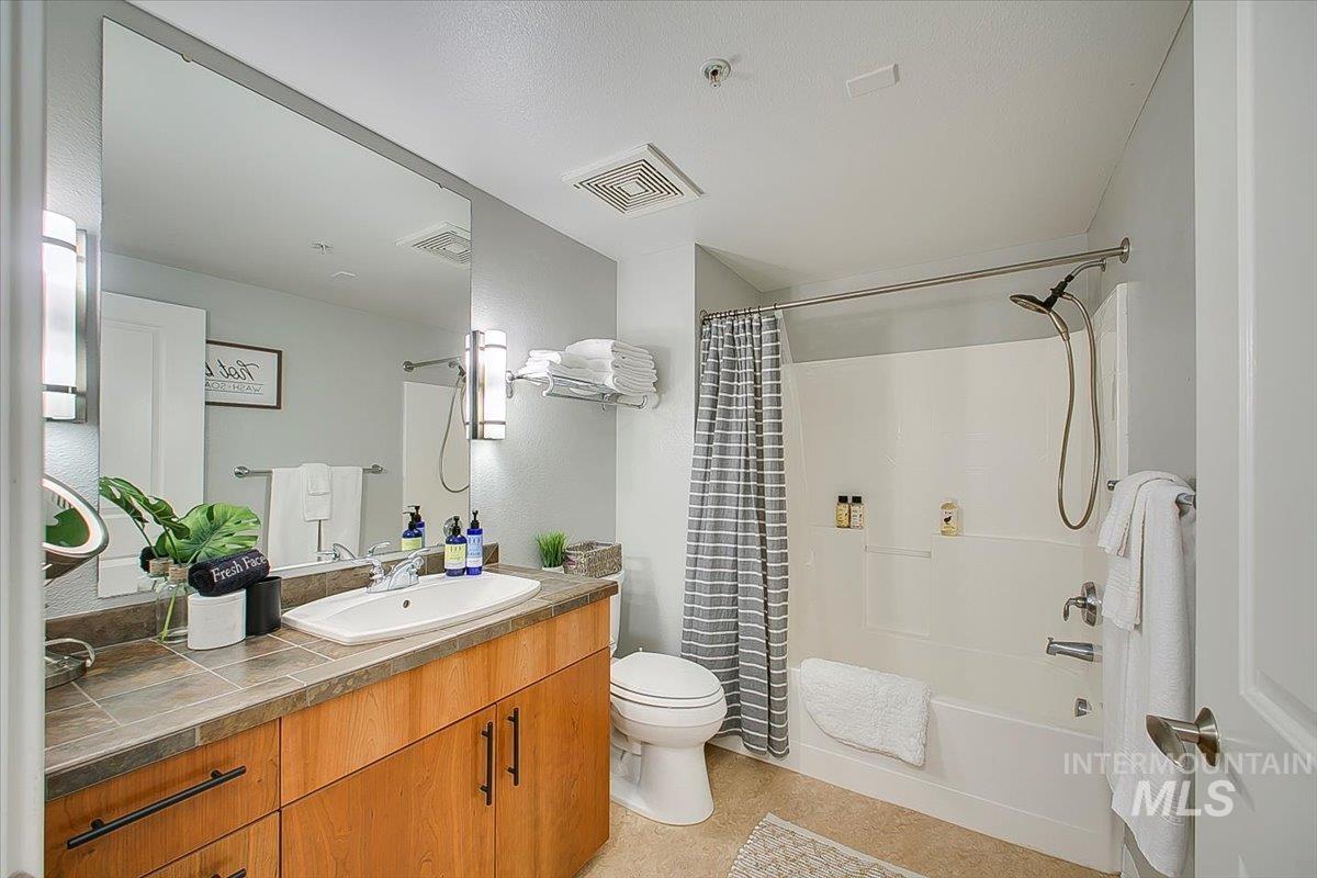 1463 W Grand Ave #104