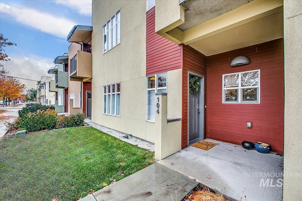 1463 W Grand Ave #104
