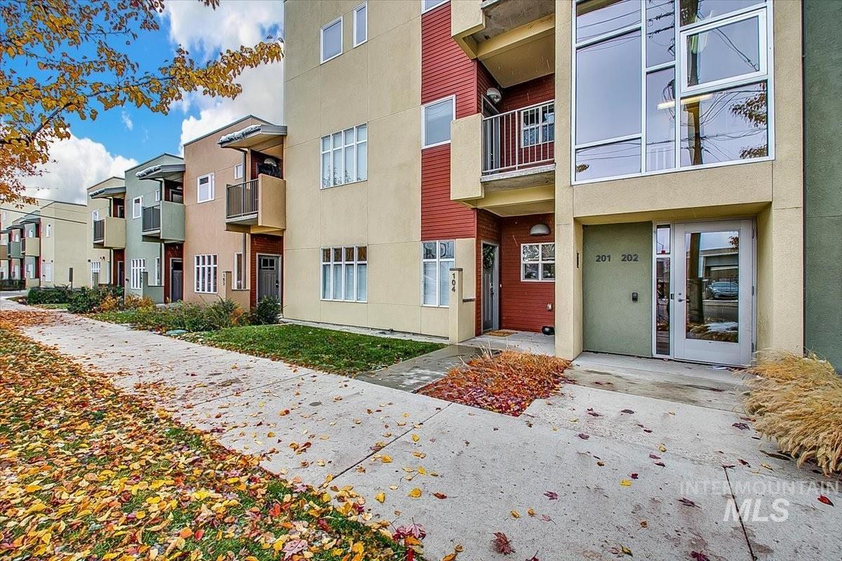 1463 W Grand Ave Unit: 104
