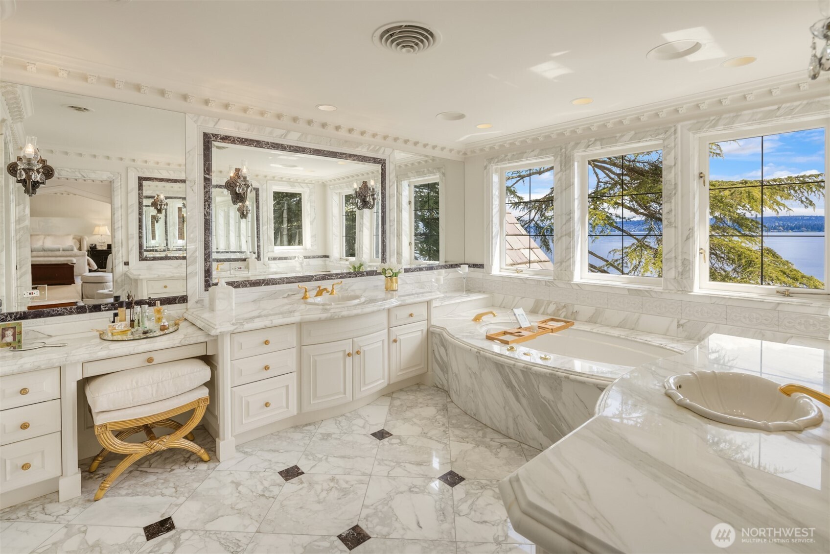 3038 E Laurelhurst Drive NE