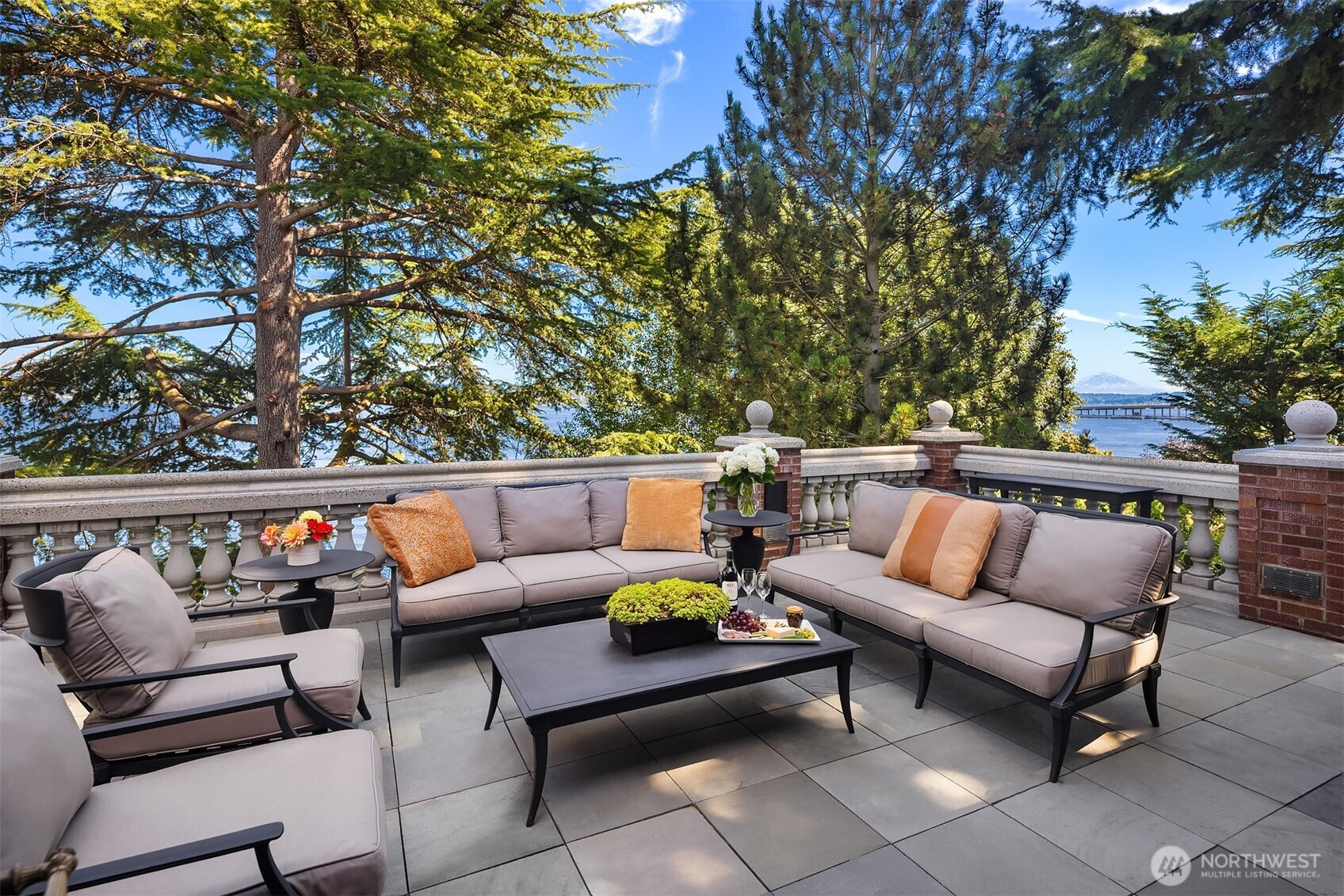 3038 E Laurelhurst Drive NE