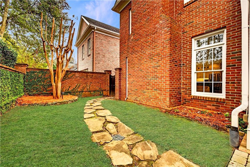 1168 Bellewood Square