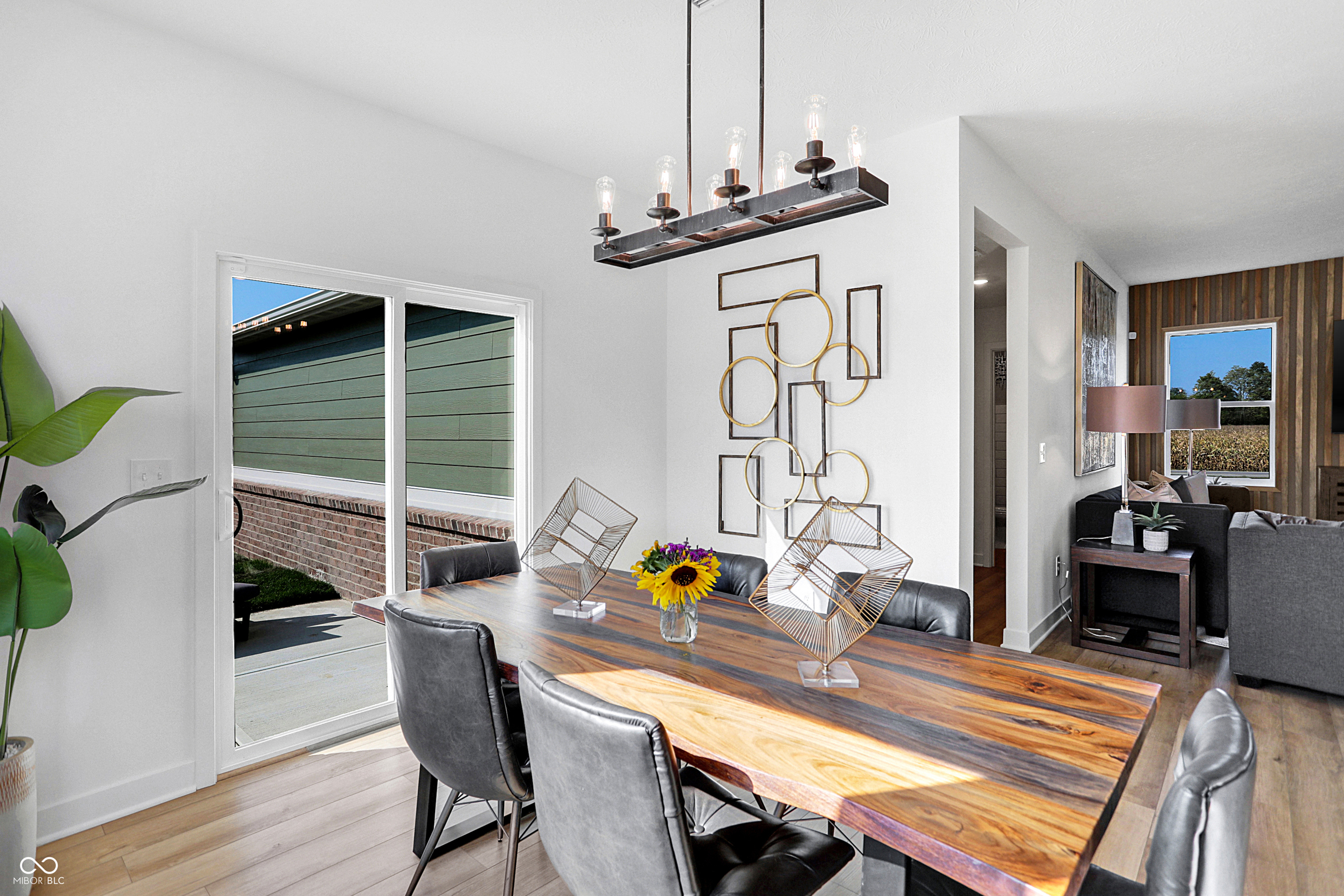 481 Lincoln Circle East