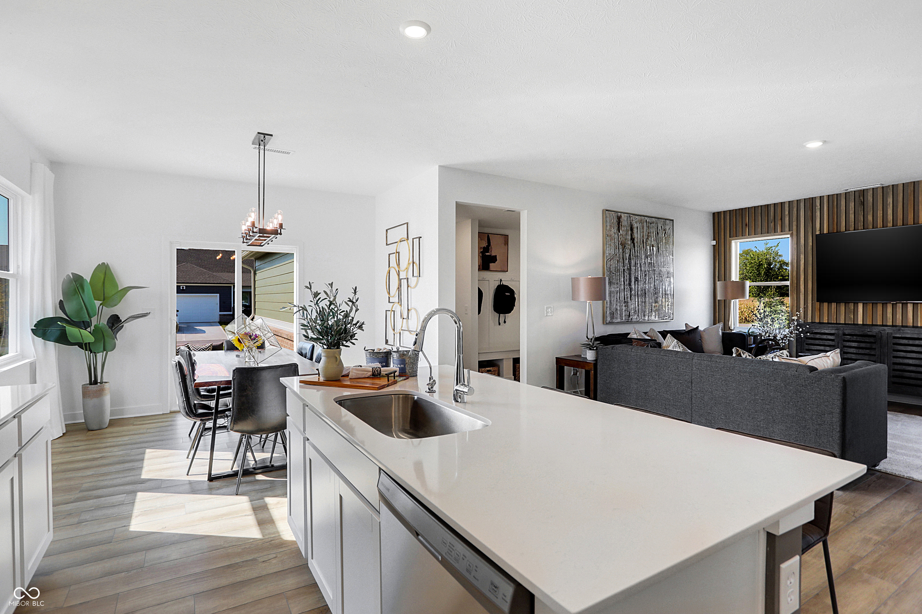 455 Lincoln Circle East