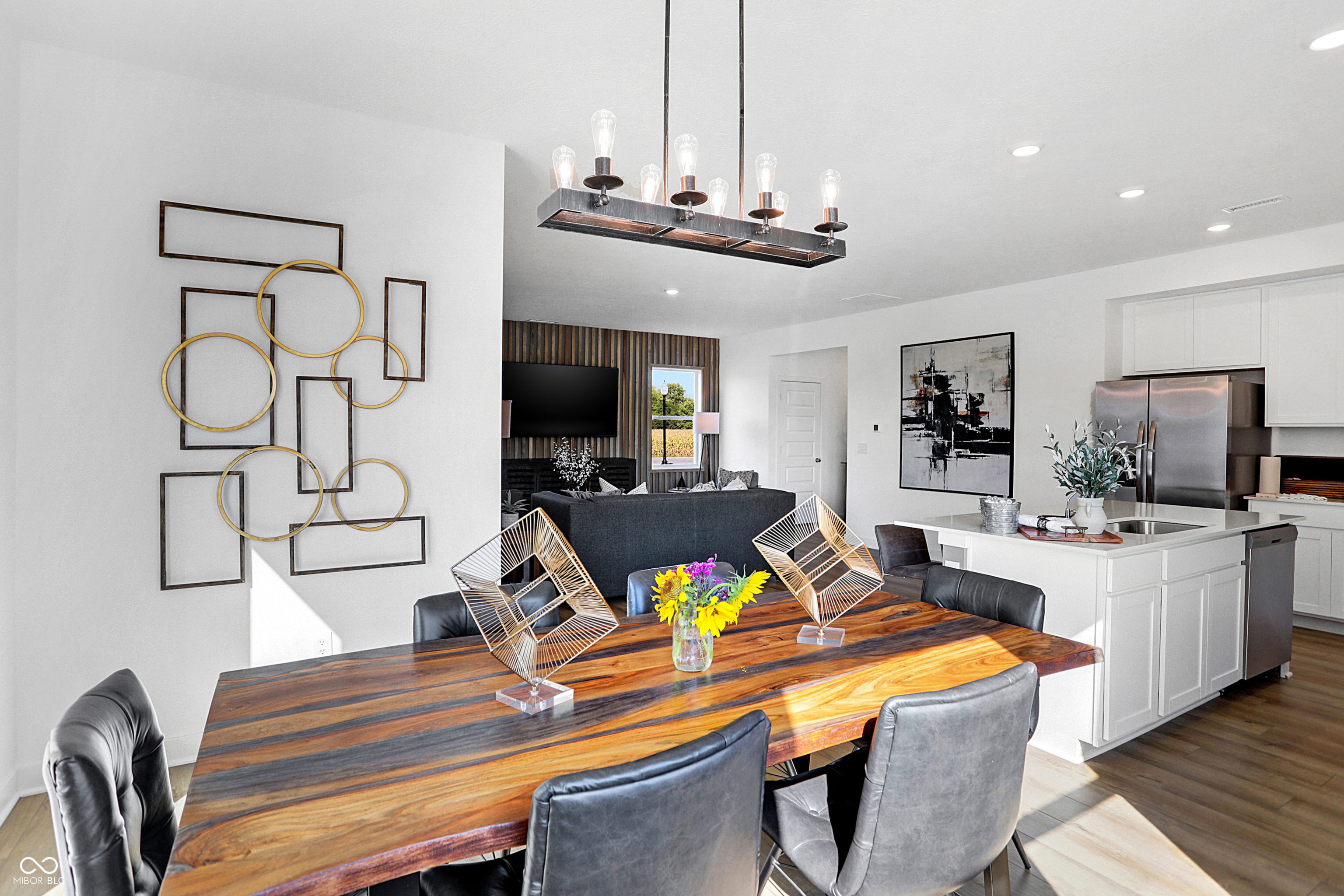 455 Lincoln Circle East