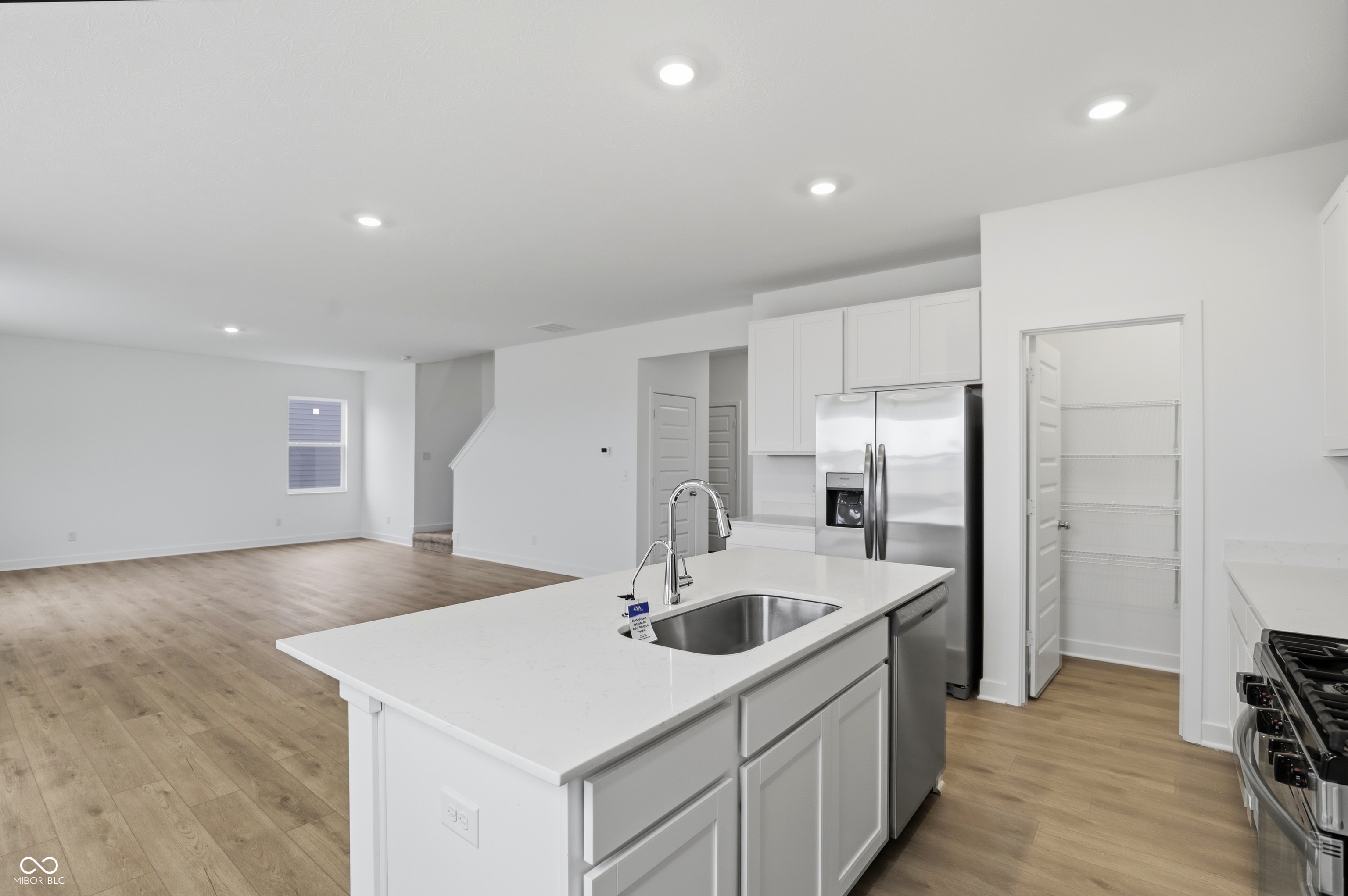 1916 W Addison Drive