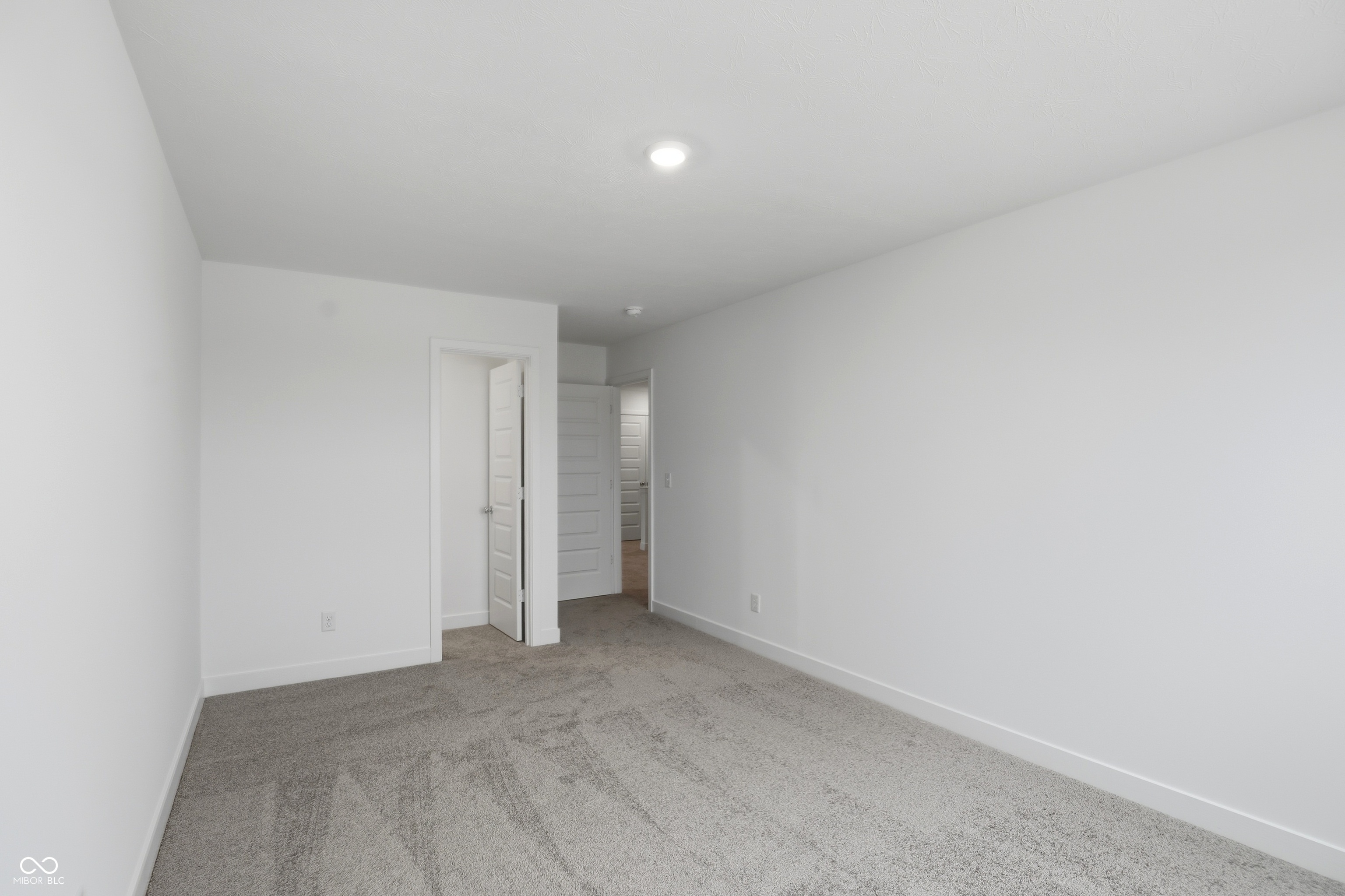 1916 W Addison Drive