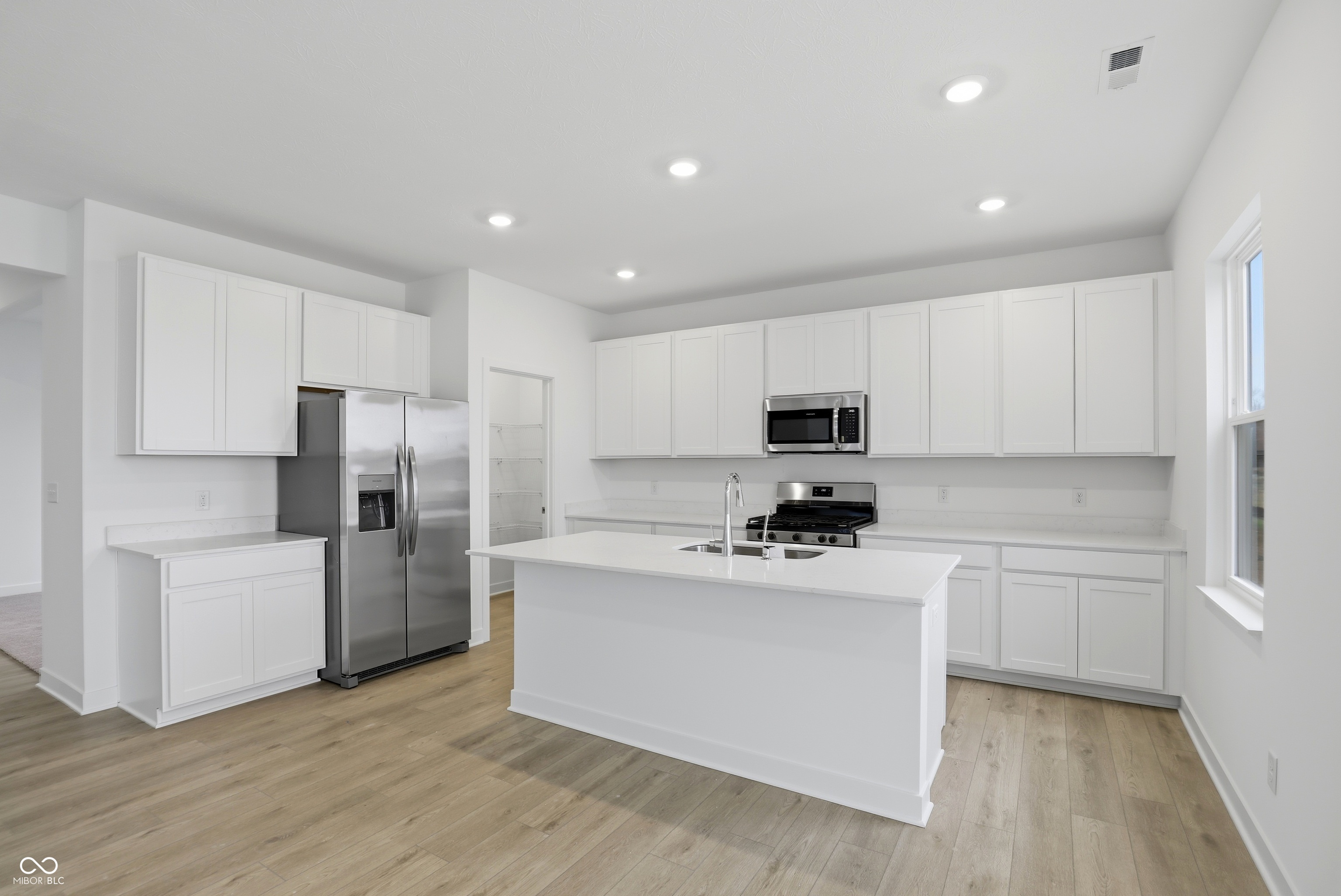 1916 W Addison Drive