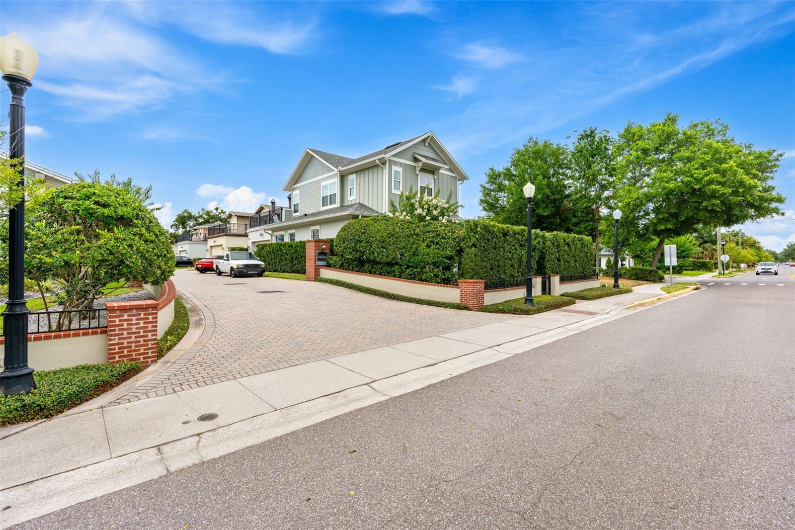 437 N CAPEN AVE