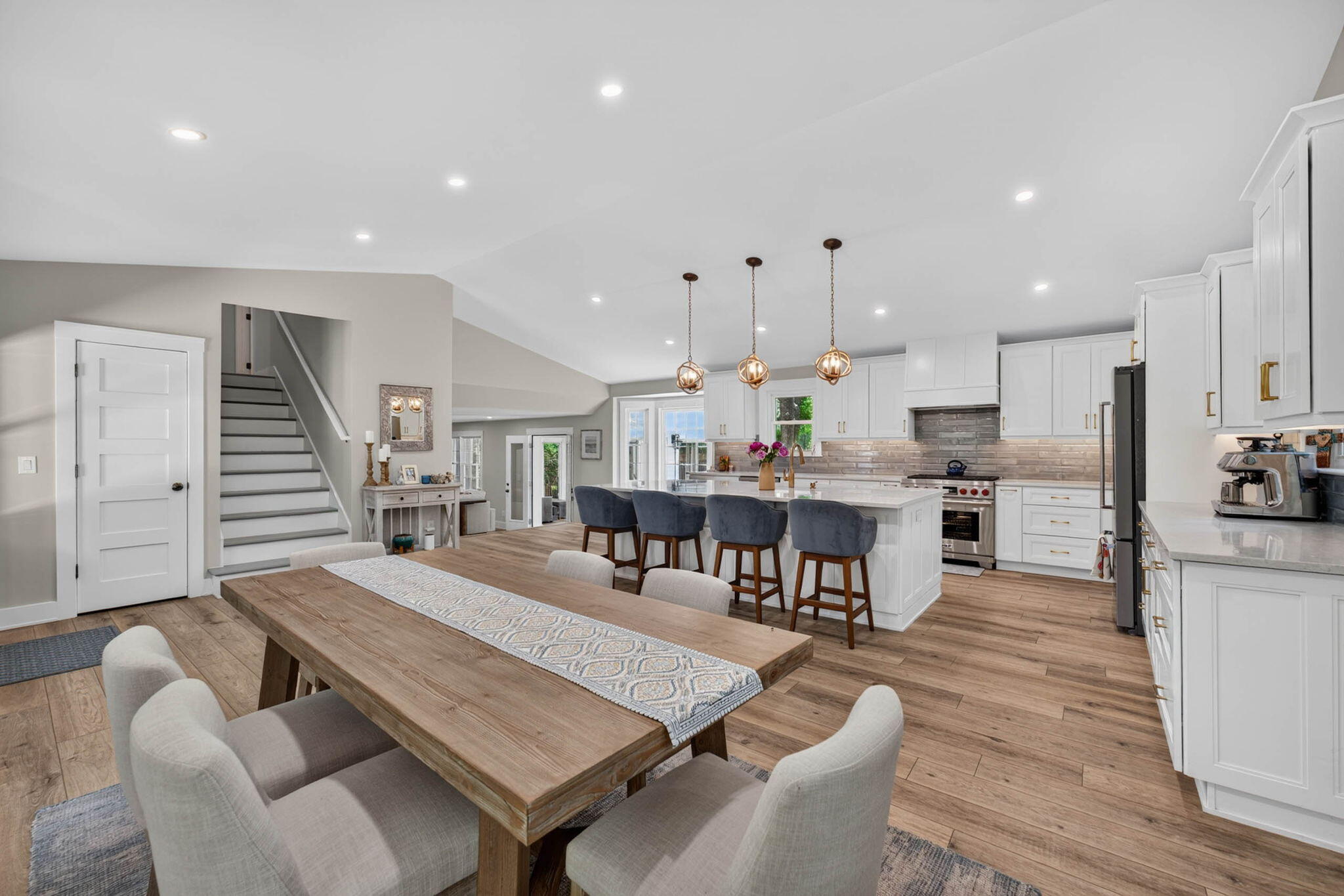 1055 Royalist Road