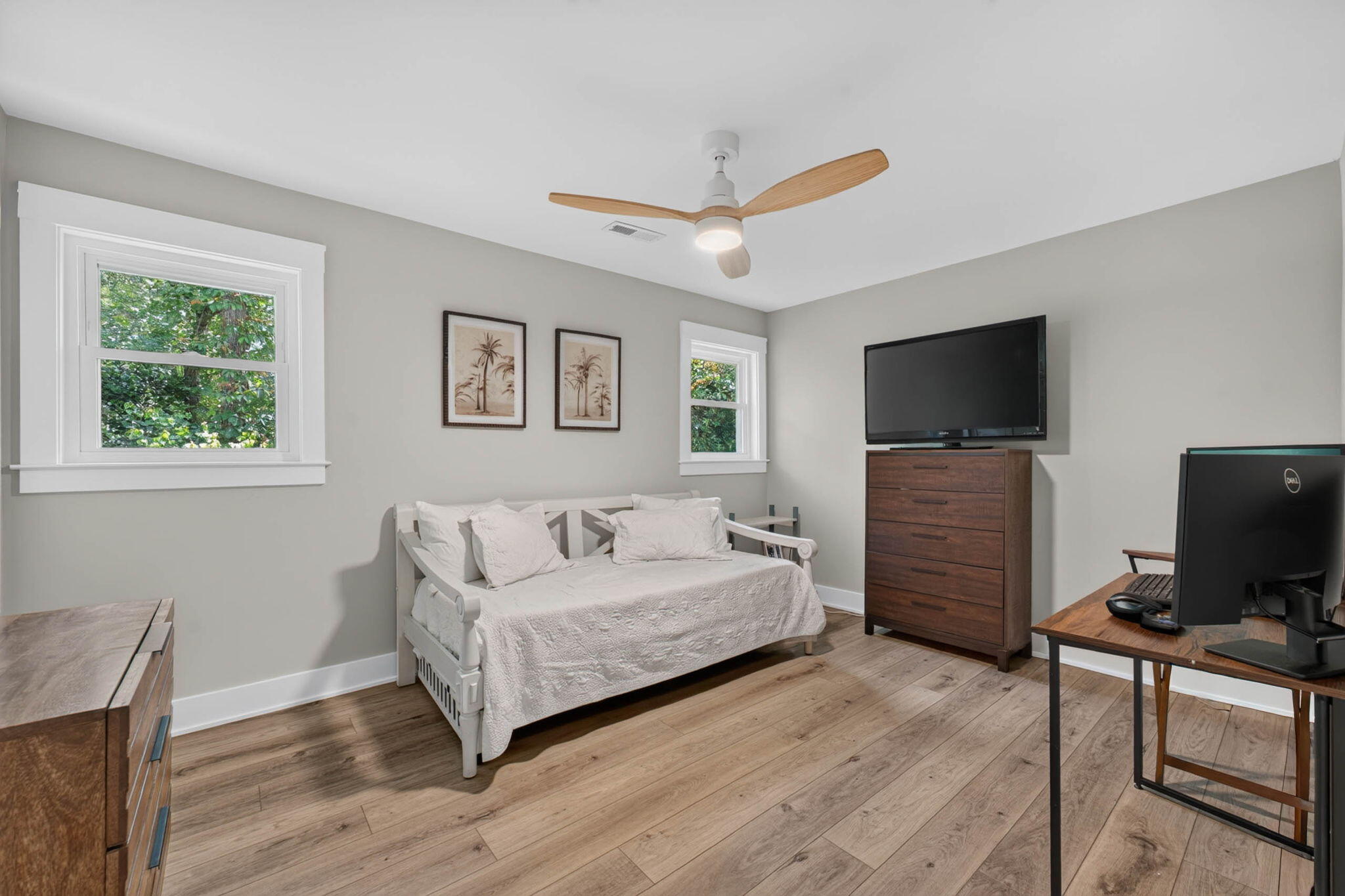 1055 Royalist Road