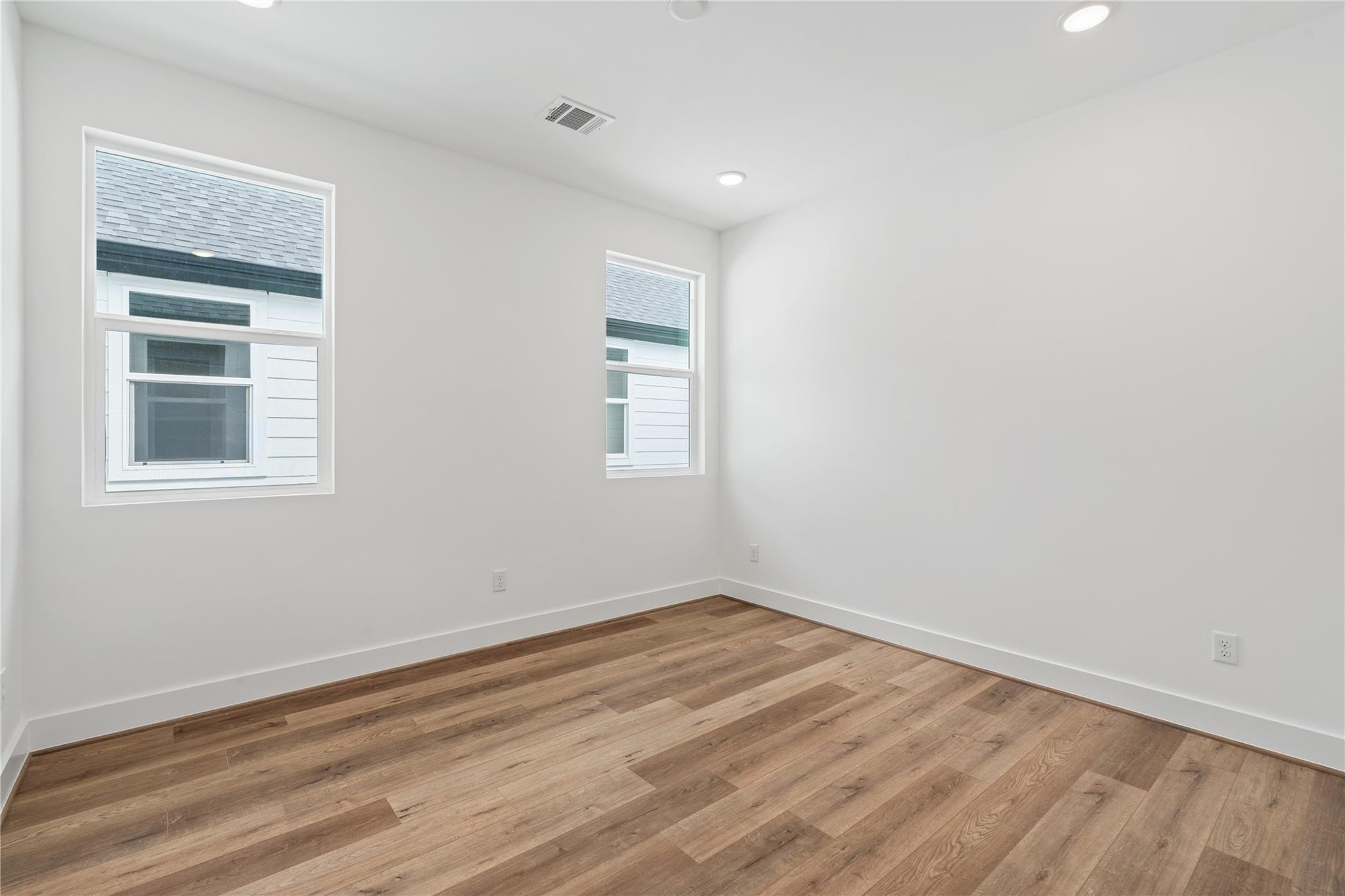 1033 S Victory Drive