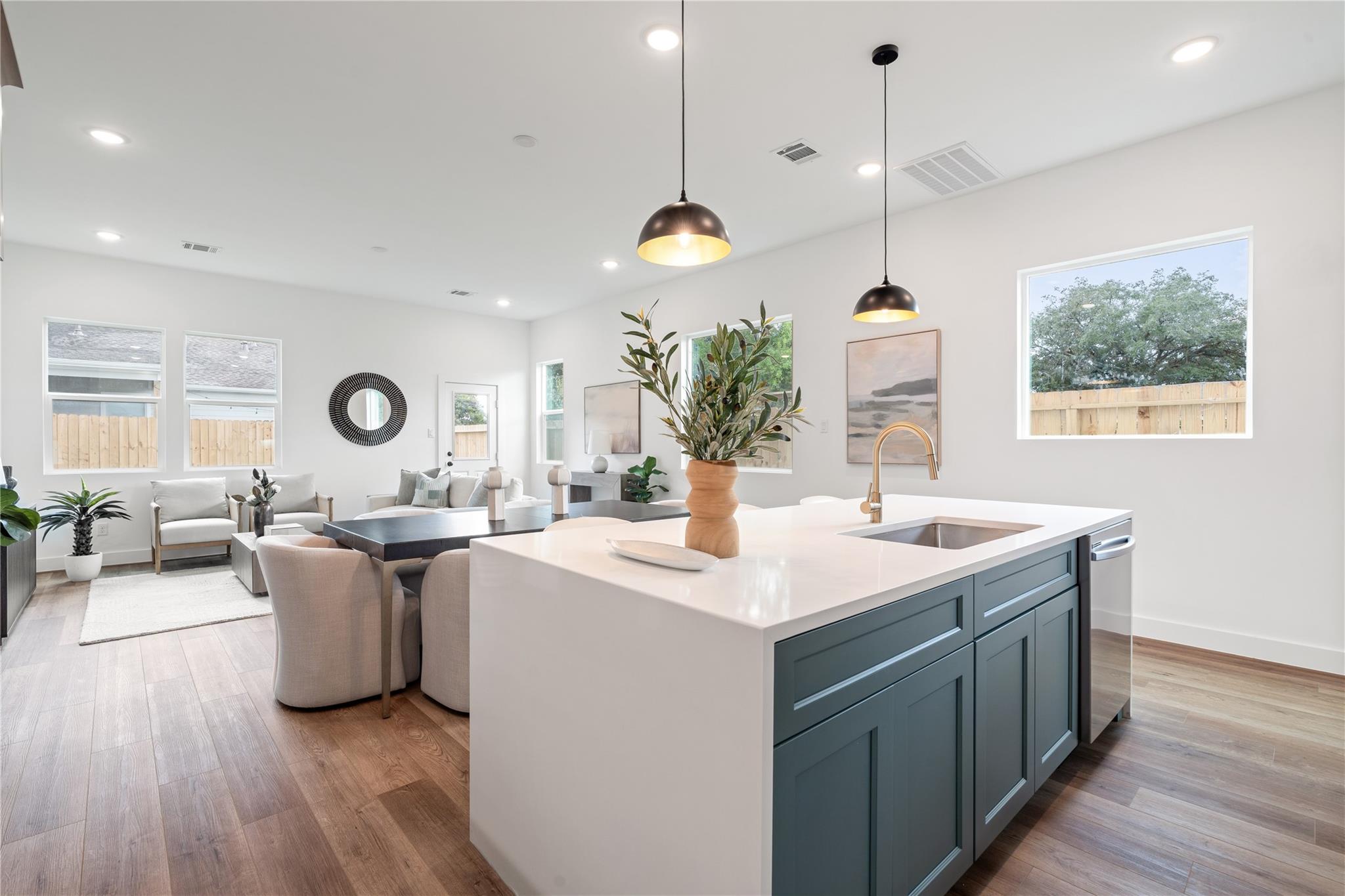 1031-1033 S Victory Drive